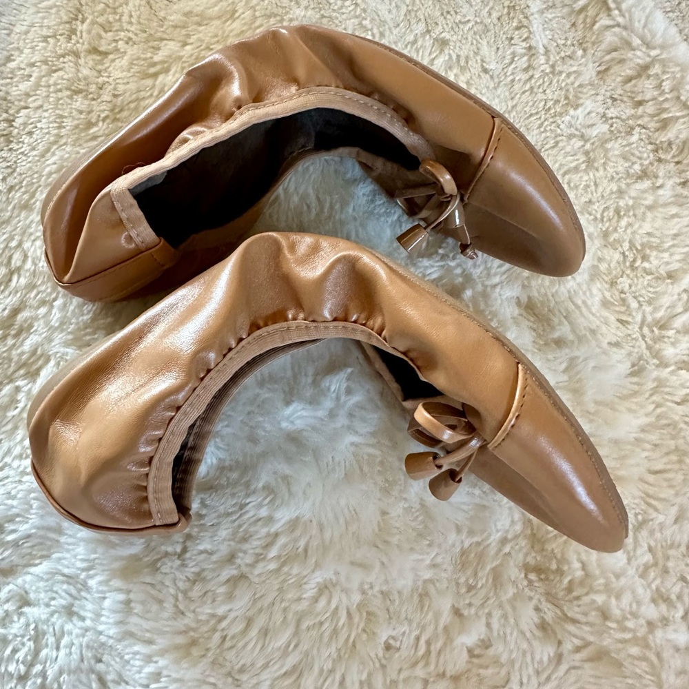 Talaria tan women’s flats size 7 excellent condition matching carrying  case